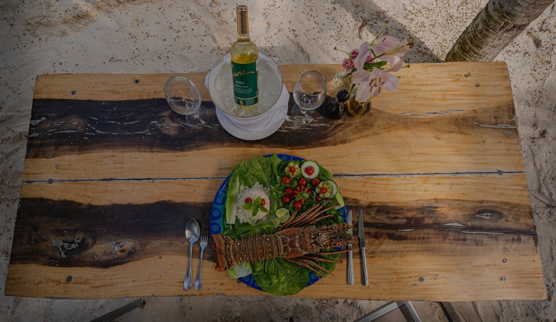 Platillo del restaurante servido en la mesa de madera