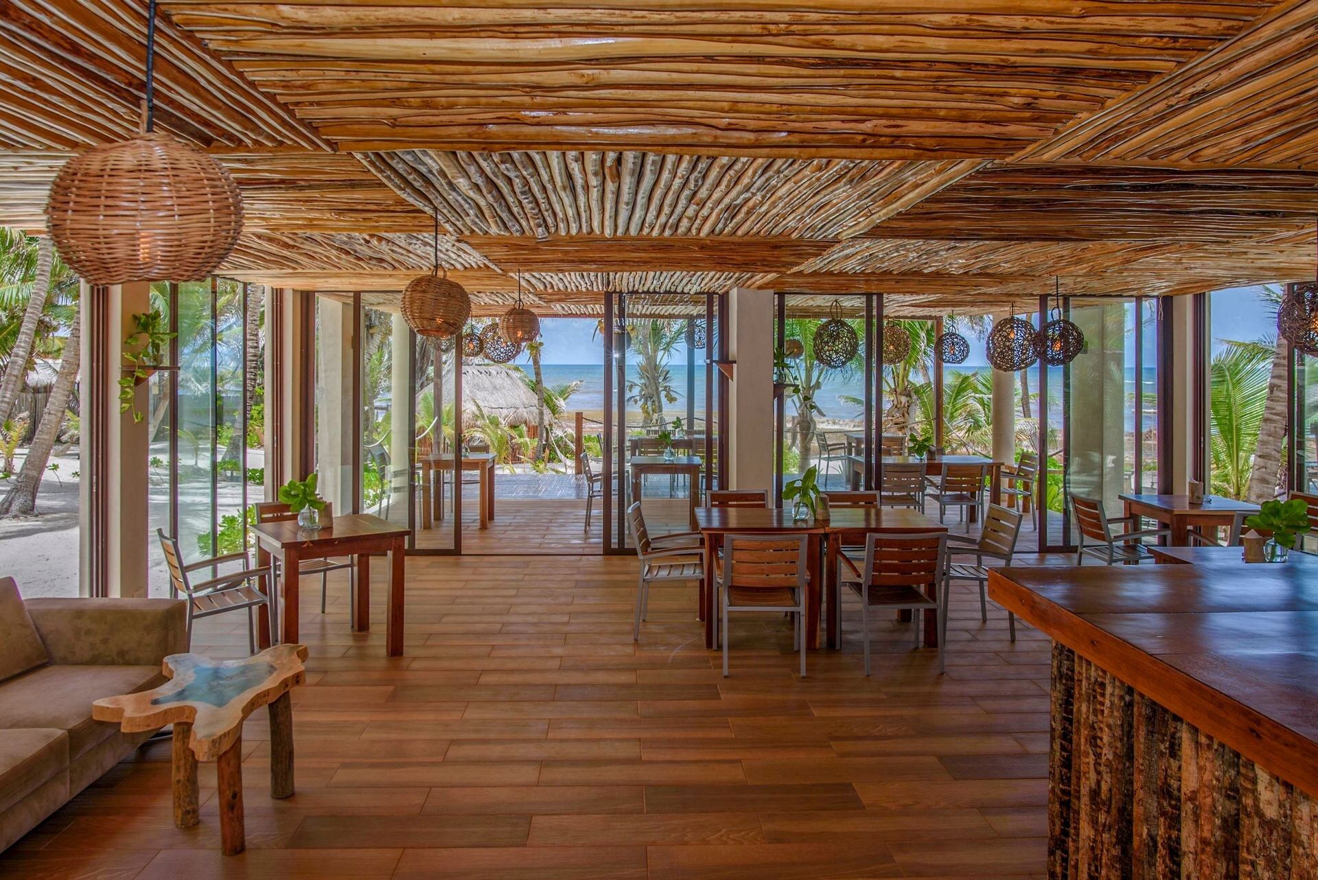 El restaurante, con techo de madera y el mar al fondo